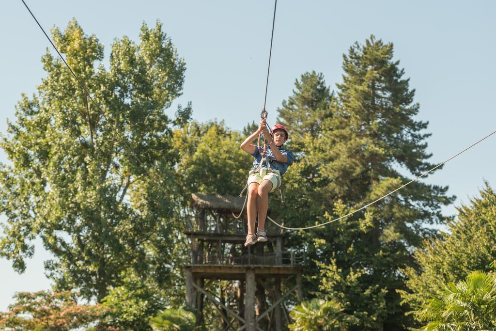 Insolite Dans Les Arbres Les Ormes, Epiniac Bed and Breakfast Esterno foto