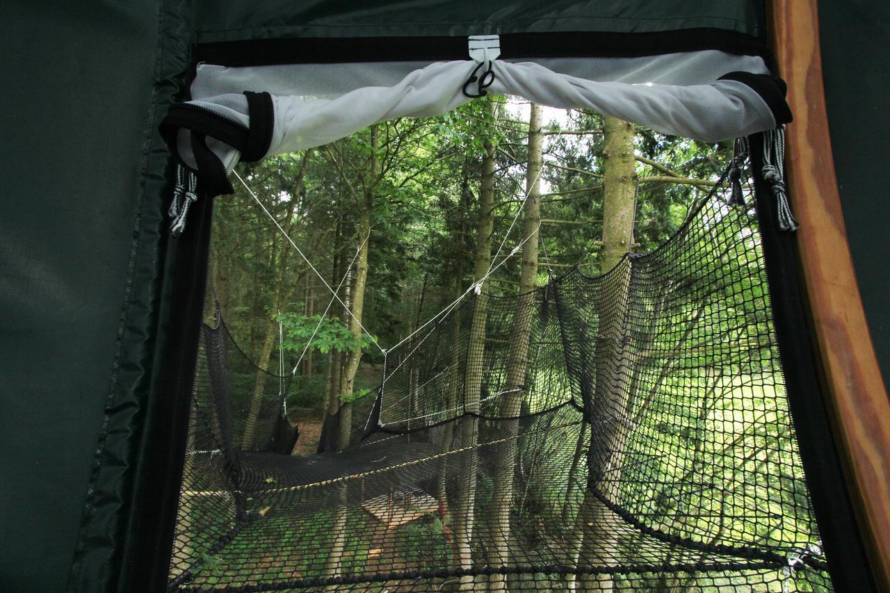 Insolite Dans Les Arbres Les Ormes, Epiniac Bed and Breakfast Esterno foto